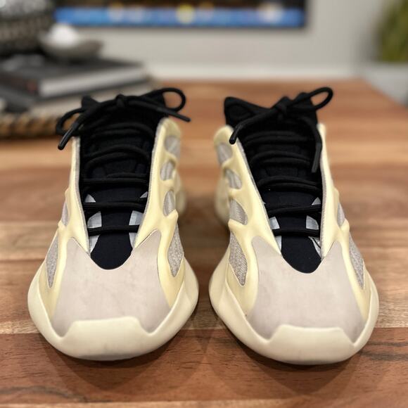 Yeezy x Adidas Authentic Men’s US 9.5 Yeezy Boost 700 V3 AZAEL Sneaker FW4980 main image 4